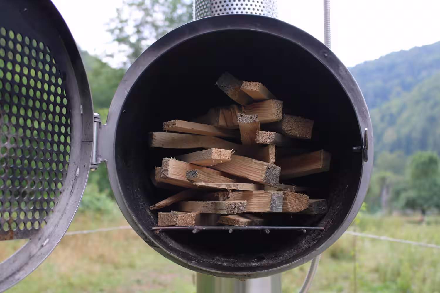 Heating the outdoor shower: loading the wood