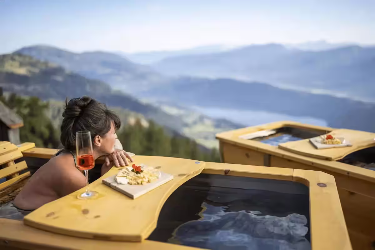 Zwei Outdoor-Badewannen von Feuerwasser auf der Alexanderalm