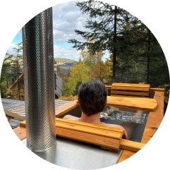 Clemens in der Outdoor-Badewanne von Feuerwasser auf der Terrasse