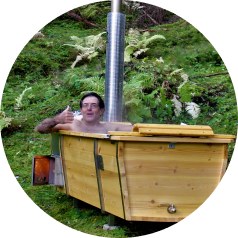 Michael in der Outdoor-Badewanne von Feuerwasser im Wald