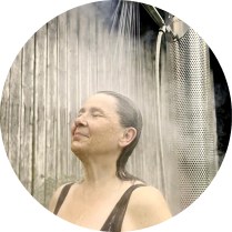 Rita unter der Outdoor-Dusche von Feuerwasser