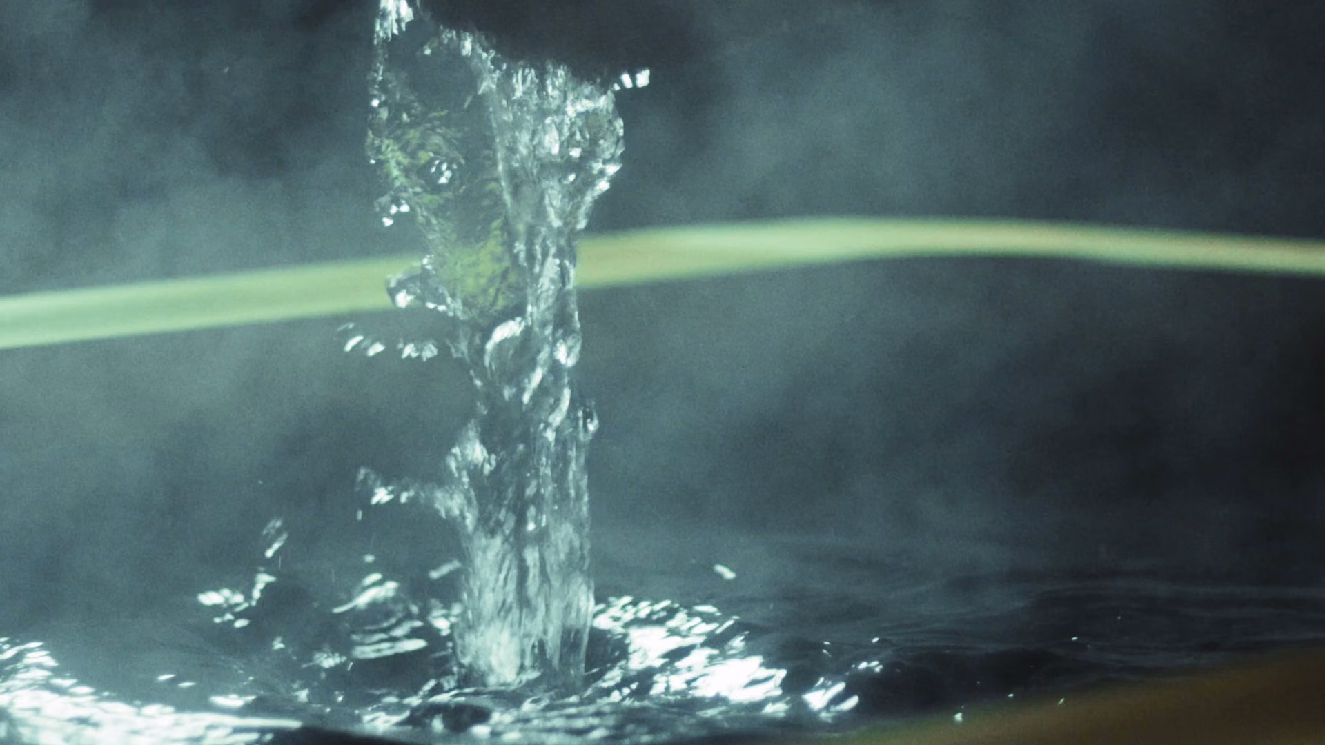 Wasserstrahl im Dampf, Szene aus dem Feuerwasser-Video