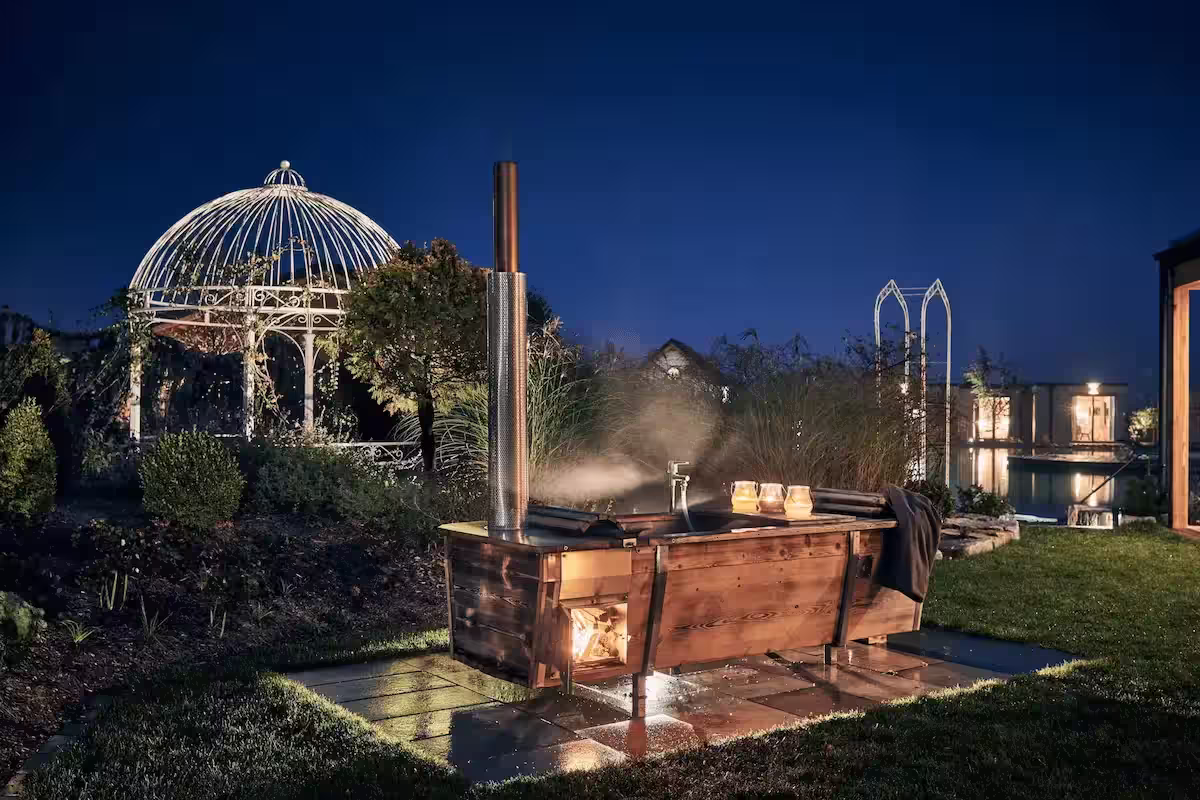 Feuerwasser outdoor bathtub at the Kittenberger Chalets