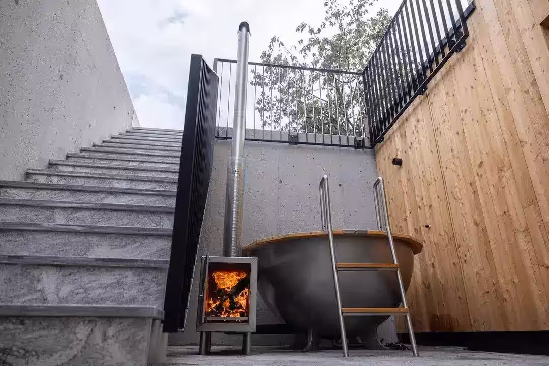 Edelstahl-Badezuber von Feuerwasser auf einer Penthouse-Chalet-Terrasse